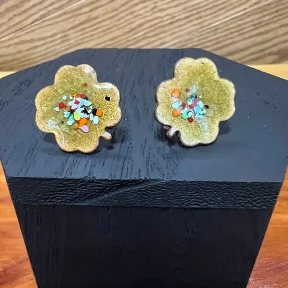 Vintage Handcrafted Earrings Clover Clip On Screw Gold Tone Speckled Center - Picture 2 of 8